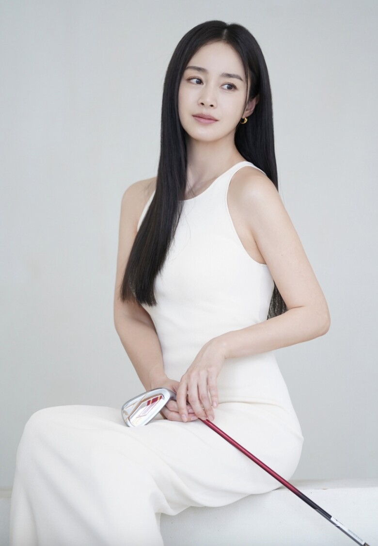 Ở tuổi 45, Kim Tae Hee chứng minh rằng vẻ đẹp không đến từ xa xỉ phẩm mà nằm ở lối sống giản dị, chăm sóc bản thân mỗi ngày. Uống nước đậu đỏ, tập yoga và tự nấu ăn giúp cô giữ được nét thanh xuân, trở thành hình mẫu trẻ lâu đáng ngưỡng mộ.