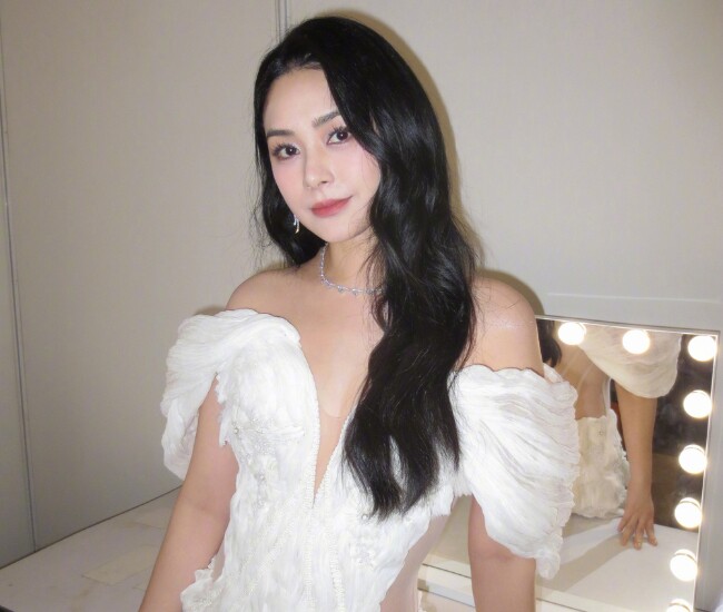 Sau hơn hai thập kỷ hoạt động, Chung Hân Đồng ở tuổi 44 vẫn giữ được gương mặt thanh tú, làn da căng bóng và vóc dáng săn chắc. Thời gian dường như bỏ quên cô, khi nhan sắc ngày càng mặn mà, cuốn hút, vừa có nét trưởng thành vừa giữ được vẻ ngọt ngào năm nào.