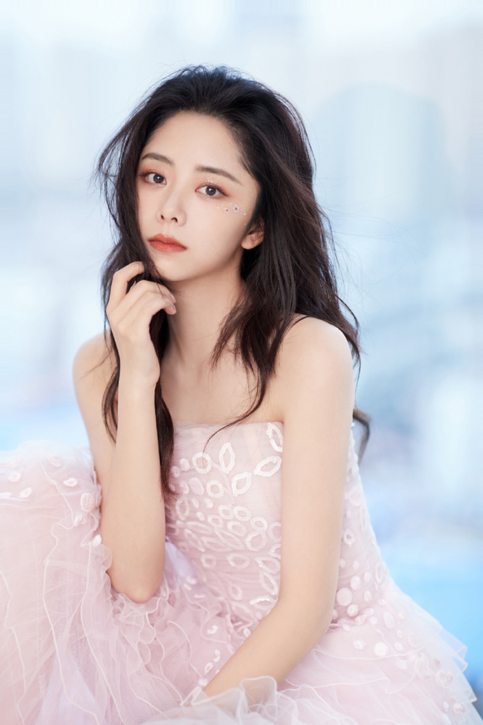 Kiên trì với những thói quen nhỏ nhưng đều đặn, Đàm Tùng Vận chứng minh rằng vẻ đẹp bền lâu không đến từ sự cầu kỳ mà từ kỷ luật và tinh thần yêu bản thân. Ở tuổi 35, cô vẫn giữ được nét trẻ trung, trong sáng và rạng rỡ – đúng chuẩn “mỹ nhân cười đẹp nhất showbiz Hoa ngữ”.