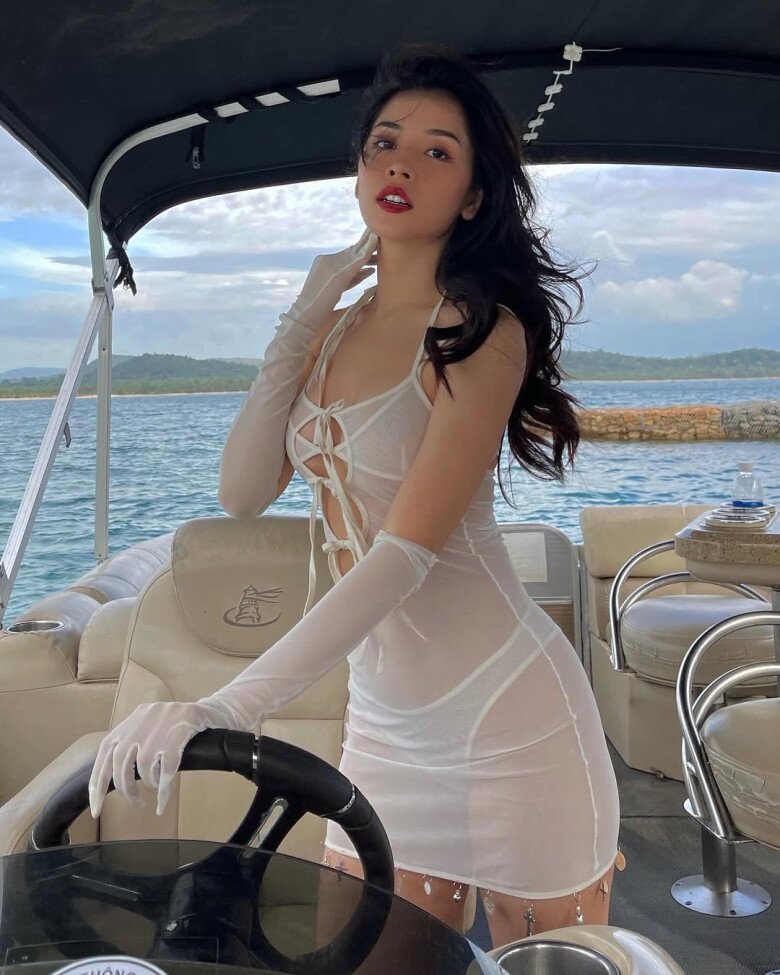 Mỹ nhân được khen đẹp nhất Việt Nam có bộ sưu tập bikini đa dạng từ màu sắc đến kiểu dáng. Khi diện bikini trắng phối cùng đầm xuyên thấu ôm sát, Chi Pu khoe trọn vẻ ngoài vừa quyến rũ vừa thanh lịch như một quý cô thời thượng.