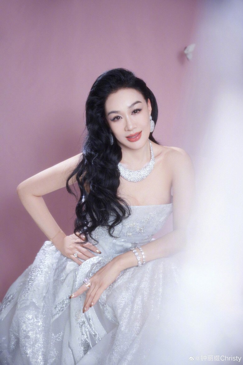 Nhờ lối sống khoa học, chế độ ăn sạch cùng tinh thần tích cực, Chung Lệ Đề vẫn trẻ trung, khỏe mạnh và tràn đầy năng lượng dù đã ngoài 50 tuổi - minh chứng rằng tuổi tác chỉ là con số khi phụ nữ biết yêu thương và chăm sóc chính mình.