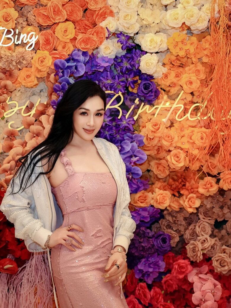 Chung Lệ Đề hạn chế tối đa đồ ngọt, ăn nhiều rau xanh và protein thực vật. Cô áp dụng chế độ nhịn ăn gián đoạn 16:8, chỉ ăn trong 8 tiếng mỗi ngày. Buổi sáng ưu tiên trái cây ít đường, sữa chua và mật ong - thói quen giúp cơ thể khỏe mạnh, da sáng mịn tự nhiên.