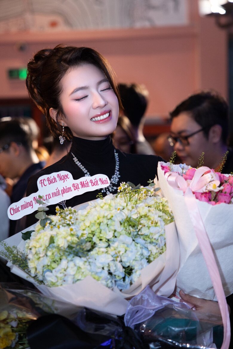 Bích Ngọc sở hữu vẻ đẹp thanh tú, dịu dàng và chuẩn nàng thơ. Làn da trắng mịn, nụ cười trong veo cùng ánh mắt hiền hậu khiến cô luôn toát lên vẻ gần gũi mà cuốn hút. Không cần trang điểm cầu kỳ, visual của cô vẫn đẹp bất bại dưới mọi góc máy.