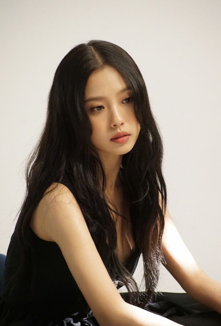 Ở tuổi 30, Go Min Si sở hữu sắc vóc săn chắc, cân đối với các đường nét cơ thể rõ ràng. Vóc dáng khỏe khoắn, gọn gàng giúp nữ diễn viên luôn nổi bật trong mọi khung hình.