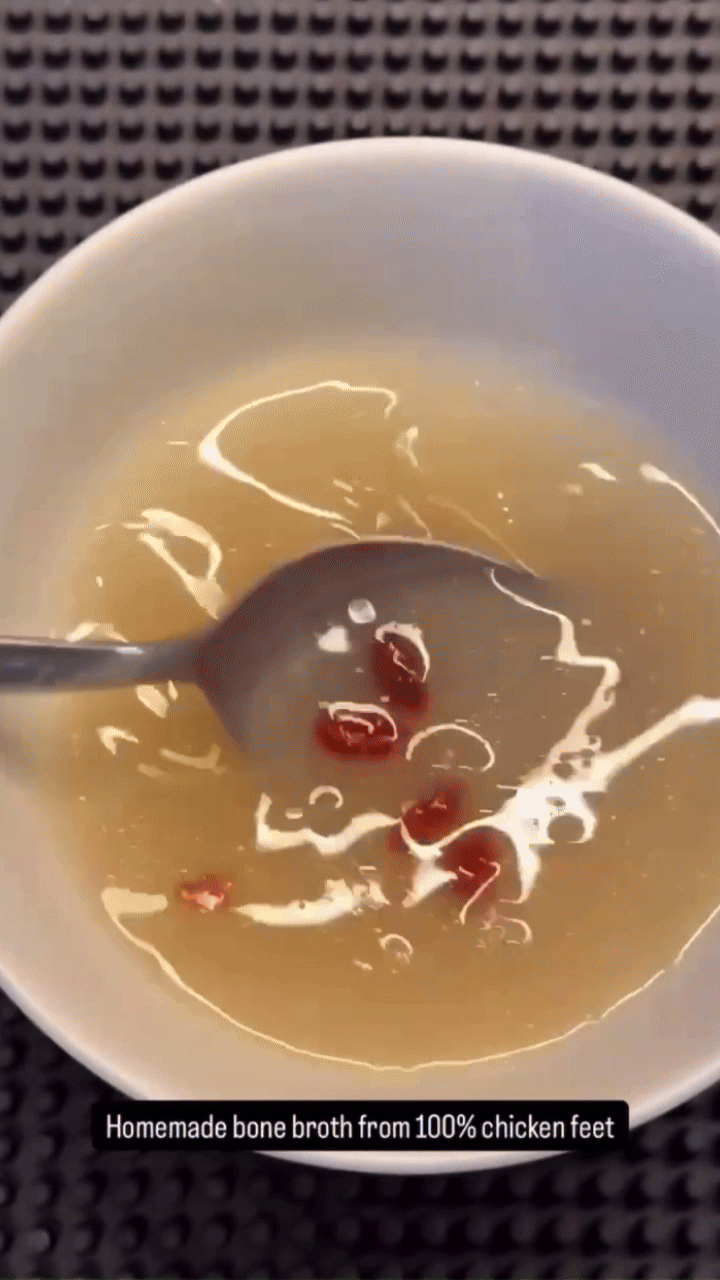 Nữ ca sĩ 8X uống canh chân gà để bổ sung collagen cho cơ thể.