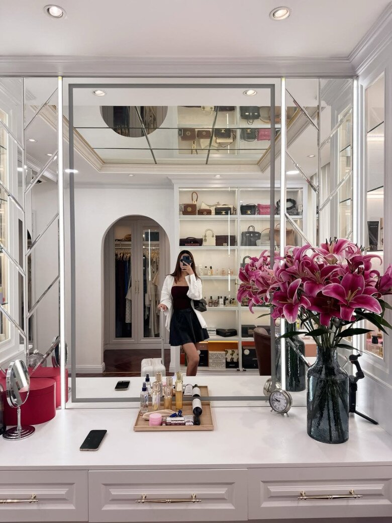 Một góc chứa đầy bộ sưu tập túi hiệu của Á hậu Kim Duyên.