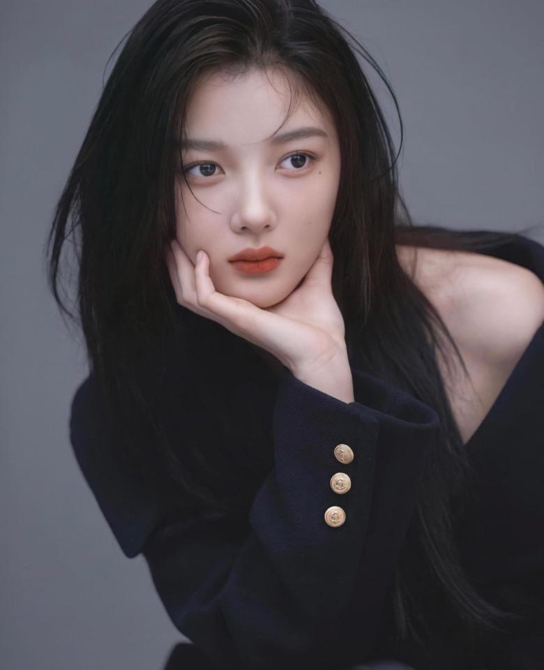 Ở tuổi 26, Kim Yoo Jung vẫn giữ được vẻ đẹp trong veo cùng vóc dáng nuột nà, săn chắc không góc chết. Nhờ lối sống lành mạnh, nói không với cơm trắng và kiên trì tập luyện, nữ thần cổ trang thế hệ mới của Hàn Quốc ngày càng chứng minh đẳng cấp nhan sắc đỉnh cao.