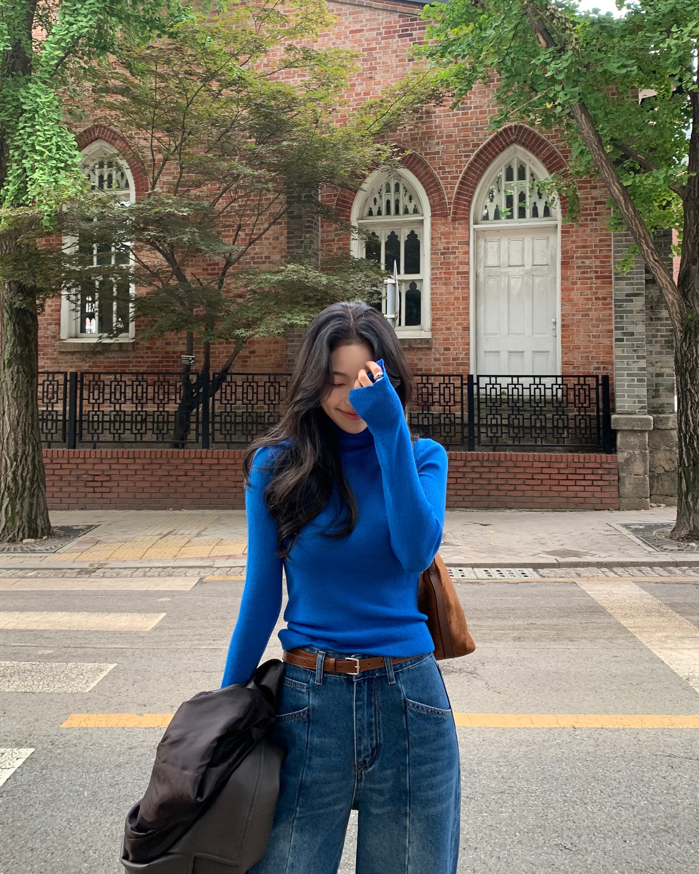 Áo màu nổi mà mix khéo thì sang cực: 4 kiểu quần xịn sò giúp bạn mặc đẹp mà không bị chê amp;#34;sếnamp;#34; - 13