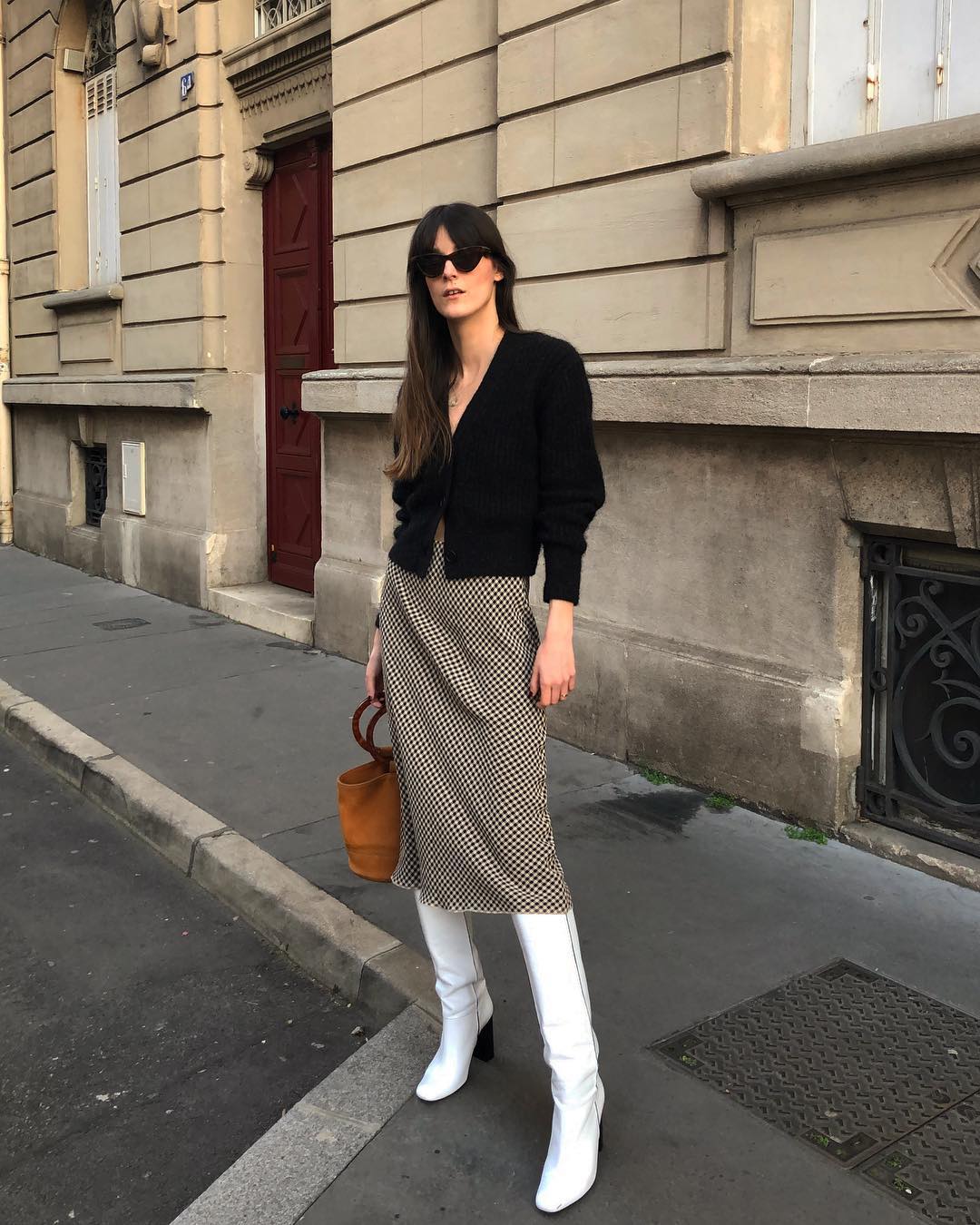 Chân váy dài mang lại nét nữ tính tinh tế cho phong cách mùa xuân. Dáng váy suông nhẹ giúp tổng thể thanh thoát, trẻ trung mà không cần chi tiết cầu kỳ.