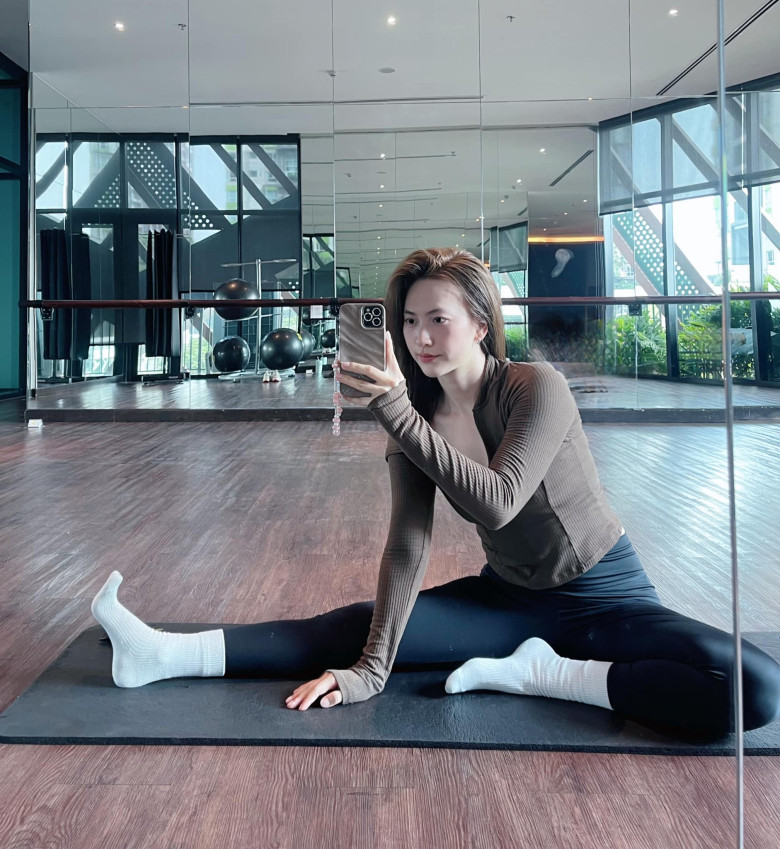 Bên cạnh chế độ ăn uống khoa học, Phương Anh Đào cũng giữ dáng nhờ chăm tập yoga.
