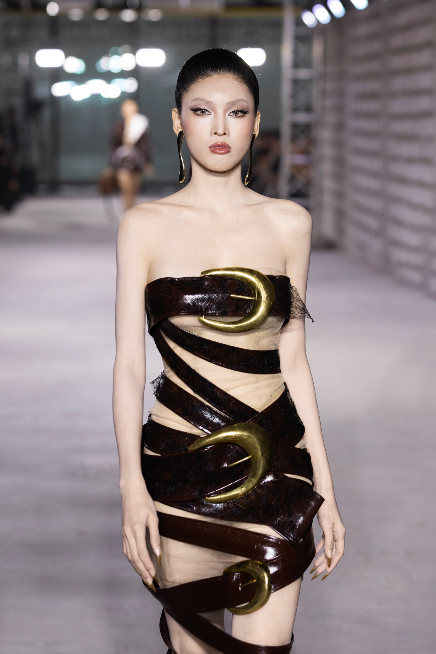 Á hậu Ngọc Thảo cực cháy khi diện thiết kế với các dải da tối màu ôm sát cơ thể theo chuyển động xoáy, kiểu tóc chiến binh cũng góp phần tăng thêm sức hút cho tổng thể.