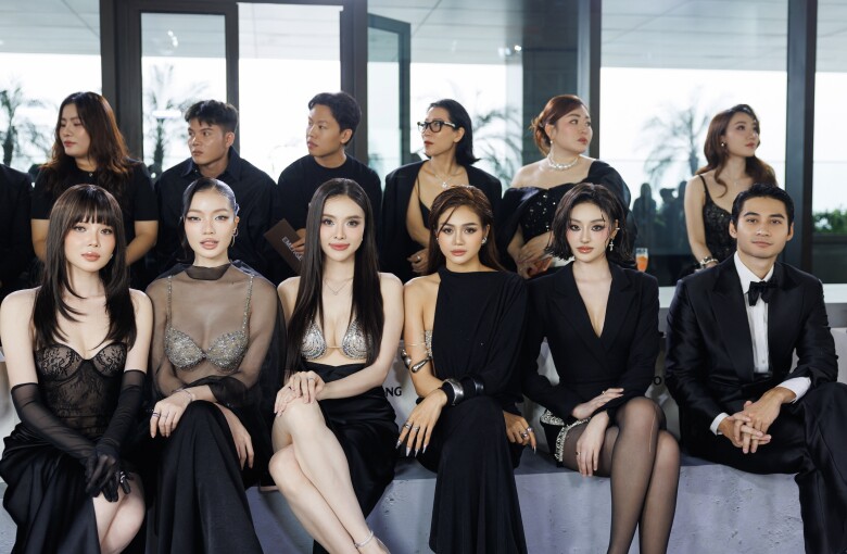 Hoa khôi Thúy Vi - Á hậu Bích Tuyền - Á hậu Hạnh Nguyên - Á hậu Thu Hiền - Hoa hậu Yến Nhi mỗi người một vẻ bên cạnh Nam vương Tuấn Ngọc.