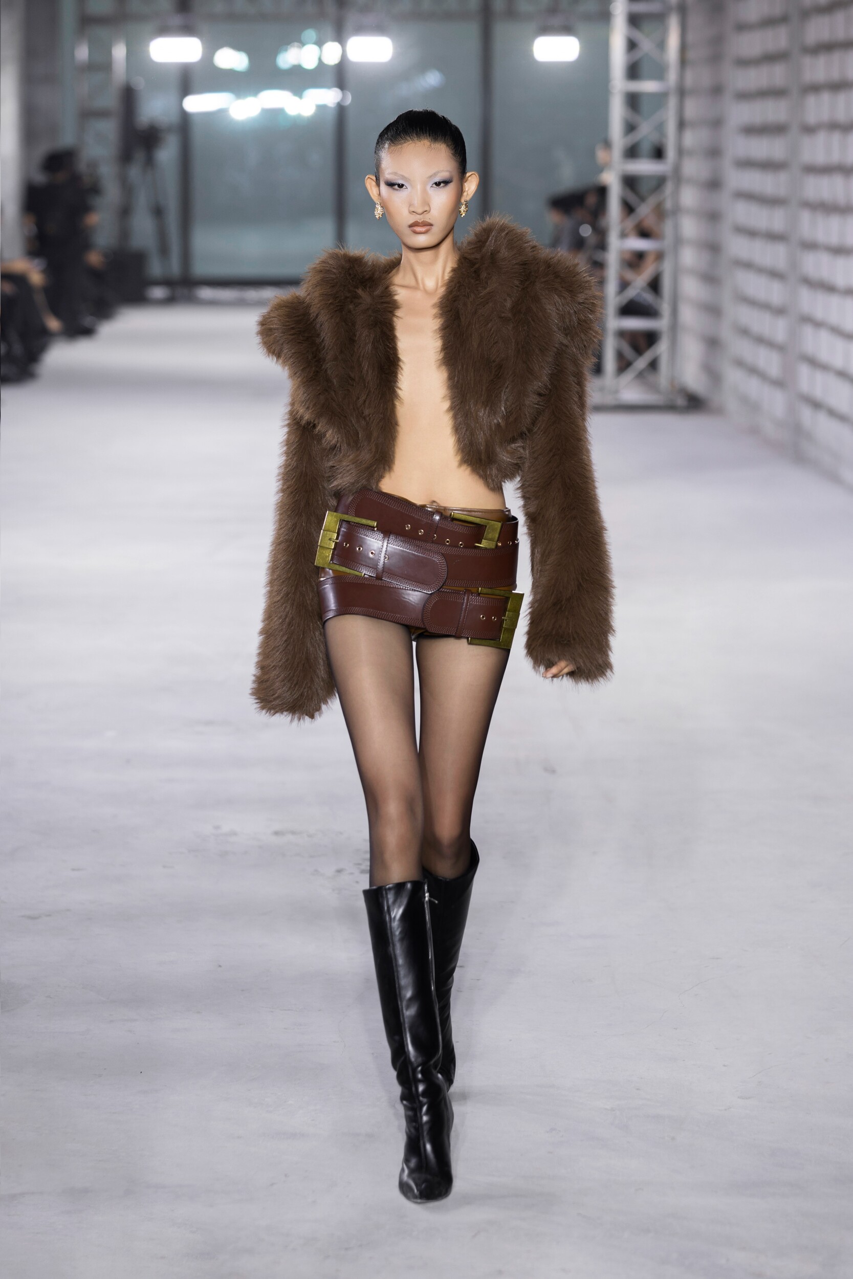 Quán quân The Face Vietnam 2023 Huỳnh Tú Anh khoe đôi chân dài trứ danh.