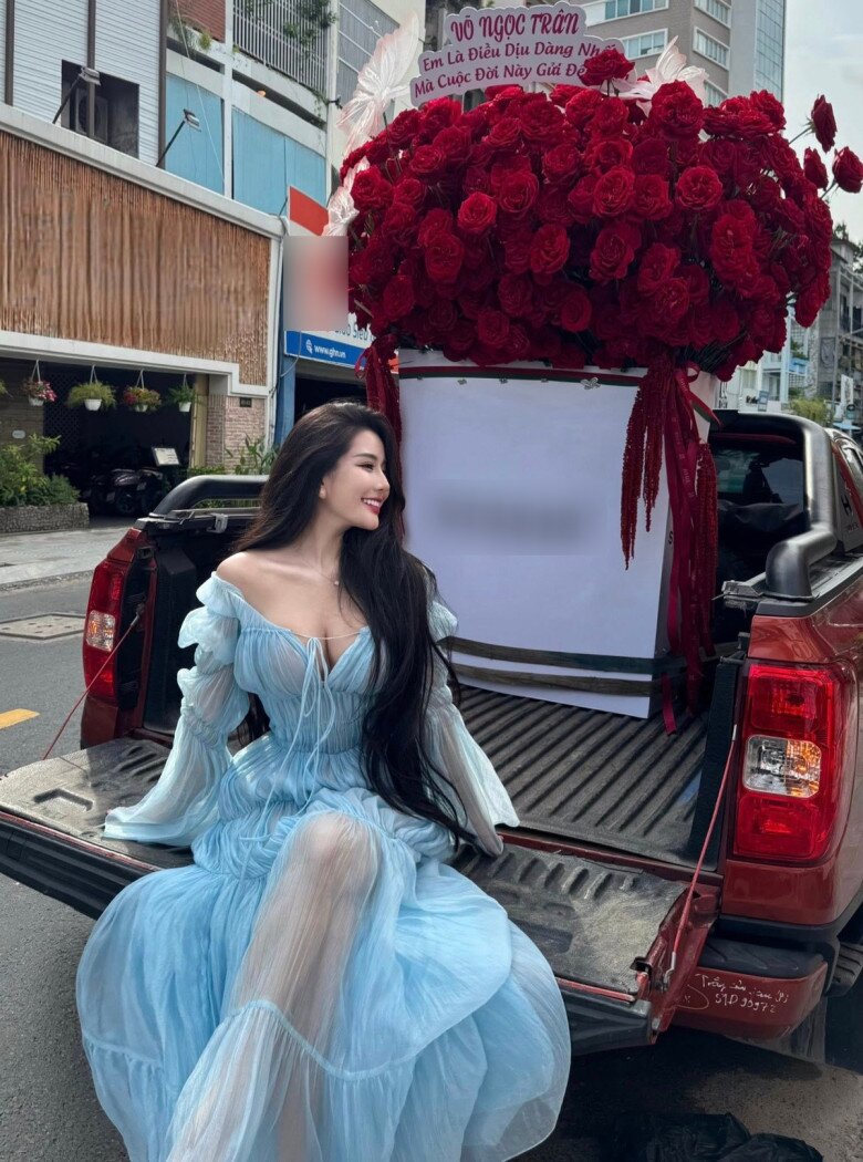 Trên trang cá nhân, hot girl Sài Gòn thường chia sẻ những hình ảnh du lịch sang chảnh, diện váy áo cắt xẻ khoe trọn đường cong.br /
br /
img src/upload/4-2025/images/2025-11-02/1762049109-g5-width1200height1697.jpg width660 /br /
Võ Ngọc Trân gây ấn tượng với làn da mịn màng, thần thái nổi bật giữa dàn hot girl cùng thế hệ.br /
br /
img src/upload/4-2025/images/2025-11-02/1762049109-g6-width1200height1834.jpg width660 /br /
Ngày 4/10 vừa qua, Ngọc Trân bất ngờ công khai bạn trai có tài khoản mạng xã hội là Tony Minh. Anh thường đăng tải hình ảnh check-in tại các khách sạn sang trọng, lái xe hàng hiệu.br /
br /
img src/upload/4-2025/images/2025-11-02/1762049110-g7-width1200height1501.jpg width660 /br /
Sau khi tiết lộ người yêu, Võ Ngọc Trân thoải mái chia sẻ những khoảnh khắc ngọt ngào bên nửa kia.br /
br /
img src/upload/4-2025/images/2025-11-02/1762049110-g8-width1200height1693.jpg width660 /br /
Hôm 14/10, Ngọc Trân đăng tải hình ảnh bó hoa khổng lồ được tặng kèm dòng chia sẻ: Mọi người xung quanh đều nói tôi là cô gái may mắn nhất khi nhận bó hoa này.br /
br /
img src/upload/4-2025/images/2025-11-02/1762049111-g9-width1200height1820.jpg width660 /br /
Từng được mệnh danh là nữ thần học đường, hot girl vạn người mê, Võ Ngọc Trân trở thành gương mặt nổi bật trong giới trẻ từ khi còn học tại THPT Bình Hưng Hoà (TP.HCM).br /
br /
img src/upload/4-2025/images/2025-11-02/1762049111-g10-width1200height1656.jpg width660 /br /
Với gương mặt đẹp không góc chết, vóc dáng gợi cảm và vòng eo siêu nhỏ, Ngọc Trân thu hút gần 600.000 lượt theo dõi trên Facebook.