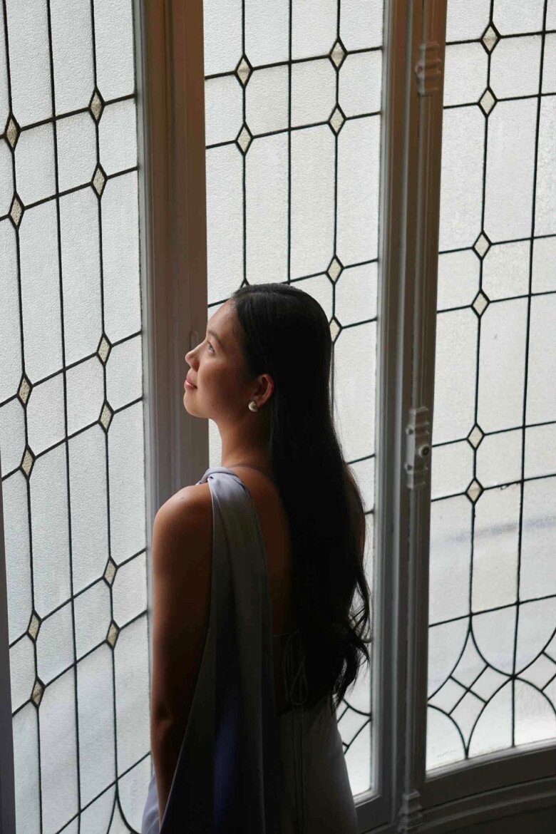 Trước những đồn đoán, tiểu tiên cá thẳng thắn lên tiếng phủ nhận: Viên xin đính chính là Viên không có sửa mũi nha, mũi thật mũi hơi bị to. Lúc trước đi tập, thở nhiều nên chắc mũi Viên to, giờ hết tập rồi nên mũi cũng gọn gàng lại.