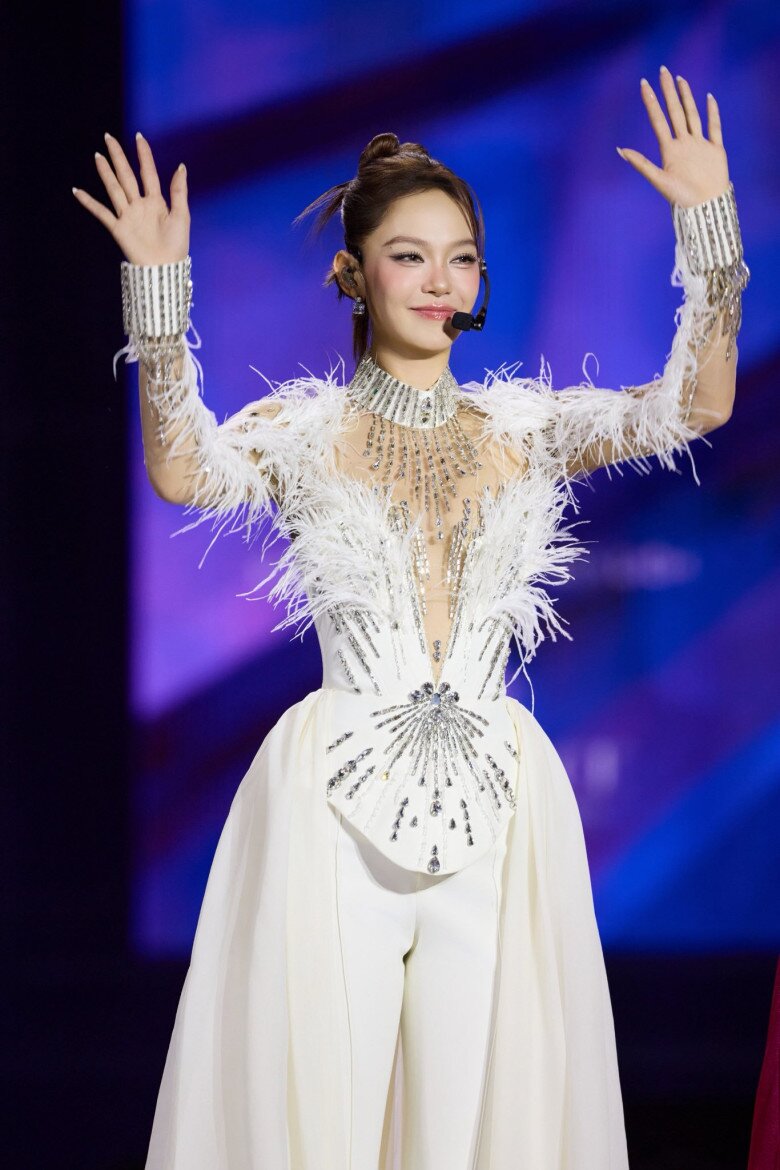 Ở tuổi 38, Minh Hằng vẫn khiến dân tình đứng ngồi không yên với visual rạng rỡ, vóc dáng gợi cảm cùng thần thái sang chảnh.