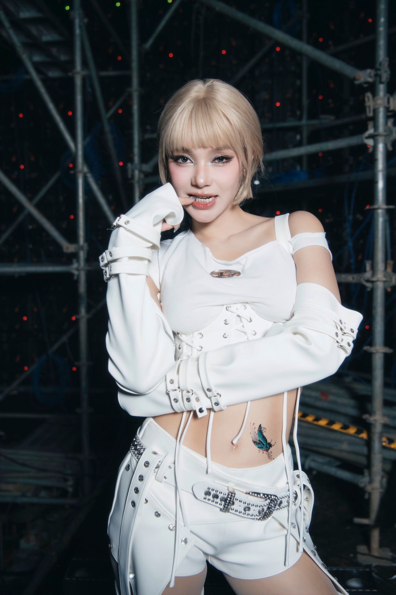 Ở tuổi 38, Minh Hằng cho thấy hình ảnh một người phụ nữ viên mãn cả sự nghiệp lẫn cuộc sống riêng. Nhan sắc ngày càng mặn mà cùng gu thời trang sang trọng, tinh tế giúp cô giữ vững sức hút và vị thế đặc biệt trong lòng công chúng.