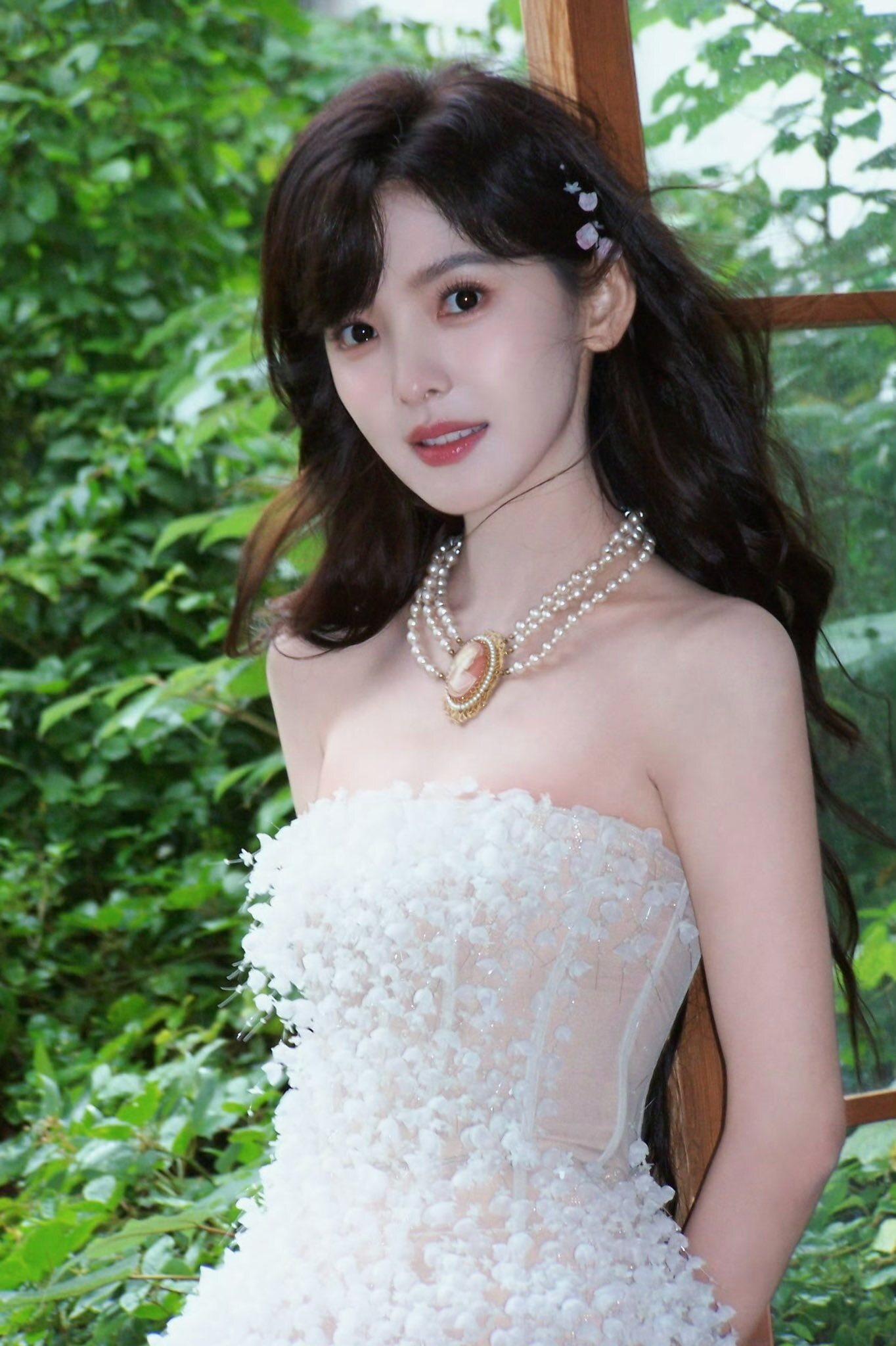 Ở tuổi 29, Chương Nhược Nam vẫn giữ được sức hút đặc biệt nhờ vẻ đẹp trong trẻo và phong cách tối giản đầy tinh tế. Không cần chạy theo xu hướng, cô chứng minh rằng chỉ một item quen thuộc cũng đủ tạo nên dấu ấn rất riêng.