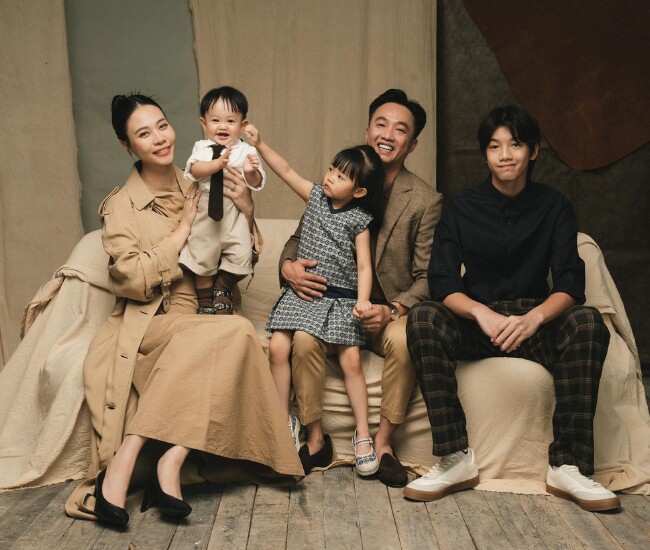 Vợ chồng Cường Đô La - Đàm Thu Trang bên cạnh các con.