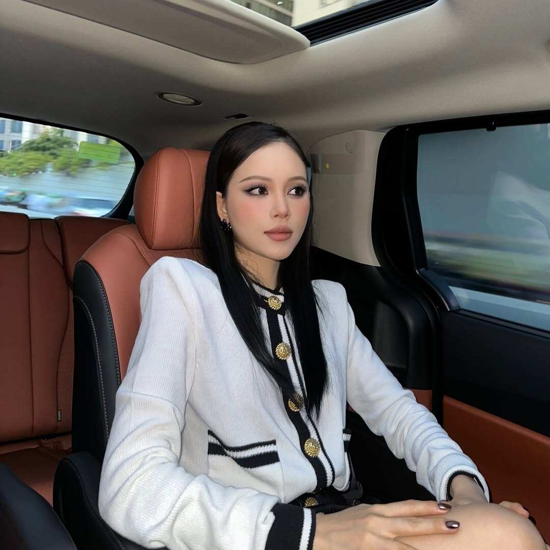 Linh Rin theo đuổi phong cách thanh lịch hiện đại với gam màu trắng, kem, đen và pastel. Cô ưa chuộng phom dáng vừa vặn, chất liệu đẹp và ít họa tiết. Phụ kiện nhỏ gọn, phối đồ gọn gàng, tinh tế giúp cô toát lên vẻ sang trọng mà không cần phô trương.