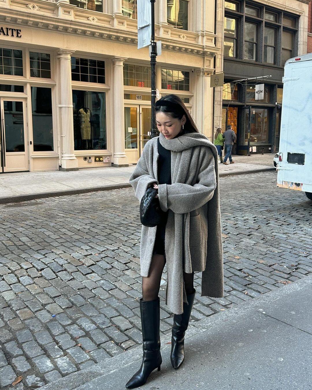 Sơ vin gọn phần áo bên trong giúp tạo đường eo rõ ràng, giữ tỷ lệ cơ thể và giúp chân trông dài hơn. Khi mặc áo khoác dài, nếu để áo thả tự do sẽ dễ khiến tổng thể luộm thuộm. Kiểu sơ vin nửa trước nửa sau cũng tạo hiệu ứng thời thượng, hiện đại.