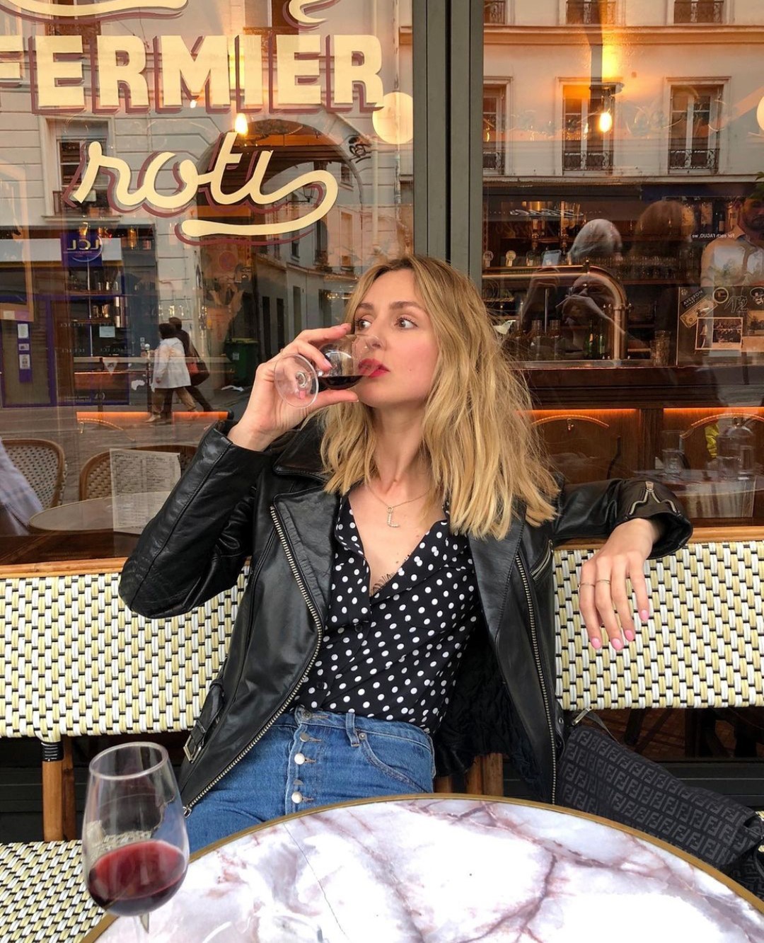 Chấm bi là họa tiết “không tuổi” giúp phụ nữ trở nên ngọt ngào mà vẫn thời thượng. Dáng sơ mi chấm bi đen trắng, be hoặc đỏ đô dễ phối và nổi bật. Khi mix cùng chân váy midi hay quần jeans, set đồ trở nên duyên dáng, retro mà vẫn cực hợp xu hướng.