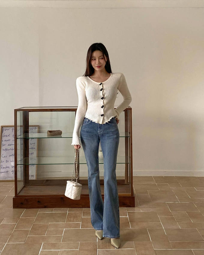 Quần ống loe tạo đường chân thẳng và dài, còn giày cao gót được giấu bên dưới giúp tăng chiều cao tự nhiên. Khi phối với áo len ôm hoặc blazer, tổng thể trở nên thanh thoát, sang trọng và cực kỳ tôn dáng. Đây là bộ đôi hack dáng mạnh nhất mùa lạnh.