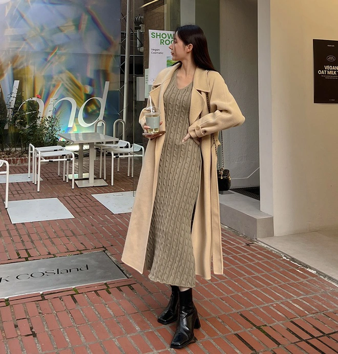 Đầm len tôn dáng, áo dạ dài che khuyết điểm và tăng vẻ thanh lịch. Boots cổ thấp kéo dài chân. Set đồ nữ tính, sang trọng, hợp công sở và tiệc cuối năm.