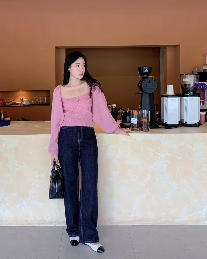 Quần jeans giúp áo màu nổi trở nên dễ mặc hơn, trẻ trung và gần gũi. Ưu tiên jeans ống đứng, màu xanh đậm để giữ vẻ gọn gàng, không quá casual.