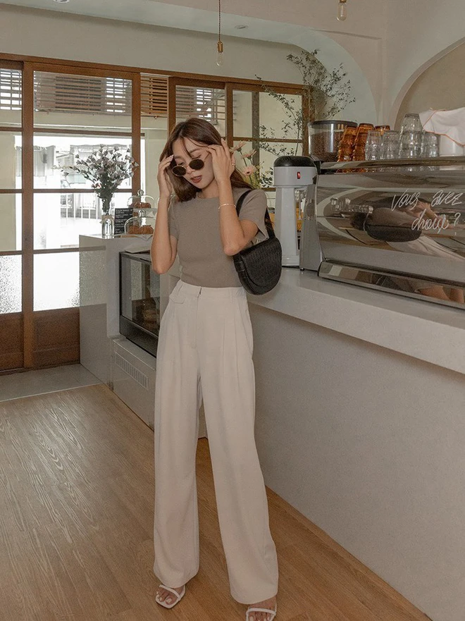 Khi áo thun kết hợp cùng quần âu, vẻ năng động bỗng trở nên sang trọng bất ngờ. Bộ đôi này phù hợp với môi trường công sở hoặc những buổi gặp gỡ nhẹ nhàng. Chọn quần âu suông, áo thun trơn và khoác thêm blazer là có ngay phong cách thanh lịch chuẩn Hàn.