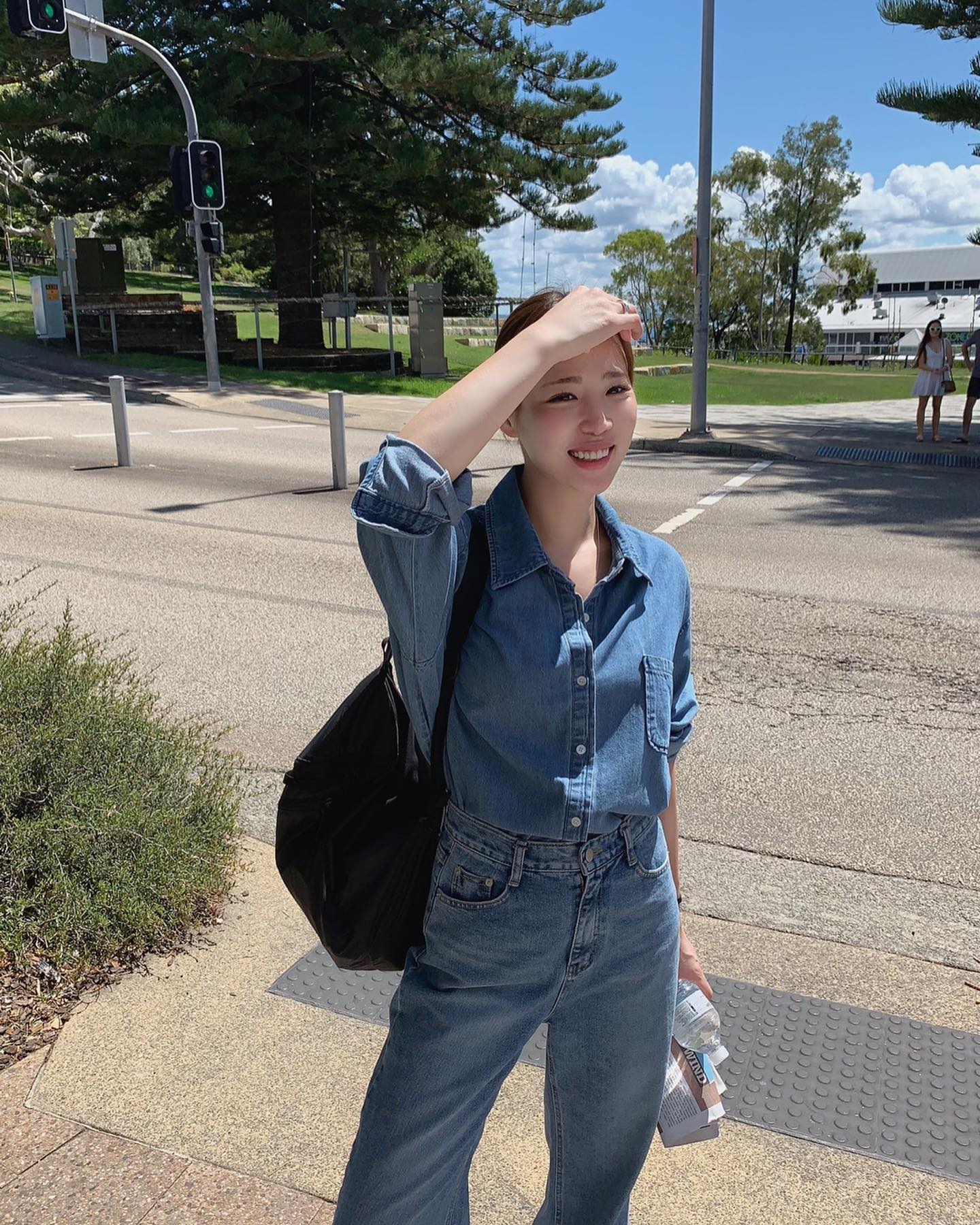 Sơ mi denim là lựa chọn hoàn hảo cho những cô gái cá tính, yêu phong cách tự do. Chất liệu dày dặn, form đứng giúp tôn dáng và mang lại vẻ phóng khoáng. Chỉ cần phối với quần jeans hoặc váy hai dây, bạn đã có outfit vừa sành điệu vừa năng động.