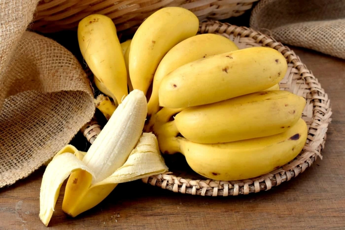 Chuối chứa nhiều vitamin C, B6, kali, magiê và chất xơ hòa tan giúp cung cấp năng lượng, cân bằng điện giải, hỗ trợ tiêu hoá và tăng trao đổi chất. Loại quả này còn có tryptophan giúp cải thiện tâm trạng, cùng lượng chất chống oxy hoá giúp da và cơ thể luôn khoẻ mạnh, tươi trẻ.