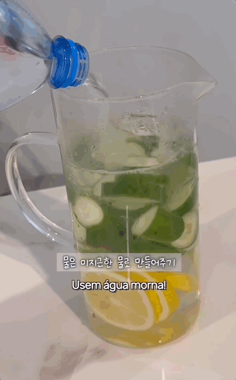 Ly nước chanh vàng – dưa leo không chỉ tốt cho da mà còn có lợi cho sức khỏe. Uống đều mỗi sáng giúp cơ thể tỉnh táo, hệ tiêu hóa hoạt động tốt hơn, đồng thời giảm cảm giác thèm ăn - bí quyết giữ dáng mảnh mai của nhiều phụ nữ Hàn.