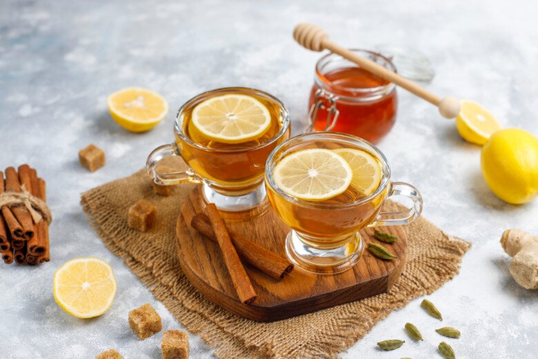 Trà chanh mật ong vừa làm đẹp da, vừa tăng sức đề kháng. Vitamin C và enzyme tự nhiên giúp làm sáng da, giảm viêm và cải thiện tiêu hóa. Uống đều mỗi sáng, cơ thể khỏe hơn, làn da cũng trở nên mịn màng và tươi tắn.