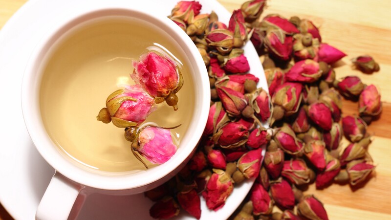 Trà hoa hồng là bí quyết thanh xuân của nhiều phụ nữ Á Đông. Hương thơm nhẹ giúp giảm căng thẳng, còn vitamin C và chất chống oxy hóa trong cánh hoa lại giúp da hồng hào, tươi tắn. Một tách trà mỗi ngày là làn da rạng rỡ thấy rõ.