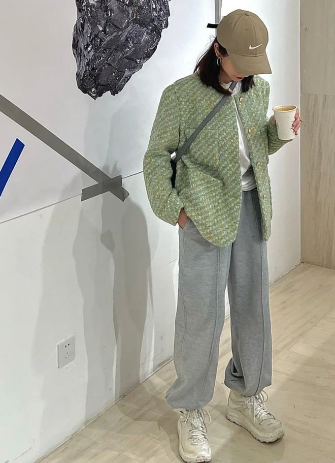 Thoải mái nhưng vẫn “chic”, quần nỉ giờ đây không chỉ dành cho ở nhà. Phối cùng áo giữ nhiệt hoặc áo khoác da, thêm sneakers là đủ tạo vibe năng động, trẻ trung. Chọn quần nỉ ống rộng, cạp cao tông trung tính – vừa tôn dáng vừa trendy khỏi bàn.