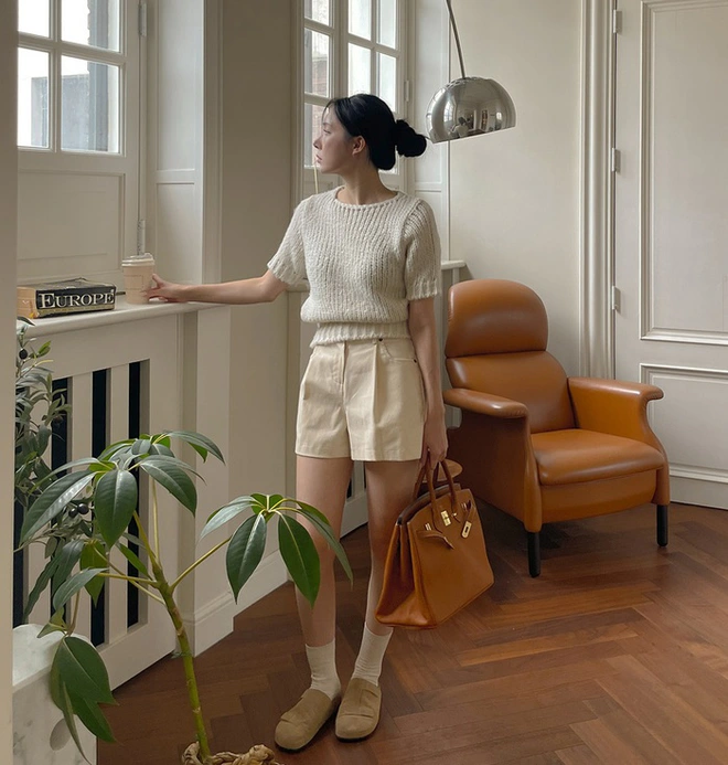 Áo len cộc tay không hề chán như bạn nghĩ: Chỉ cần phối đúng 5 kiểu này là sang xịn mịn suốt mùa Thu - Đông 2025 - 17