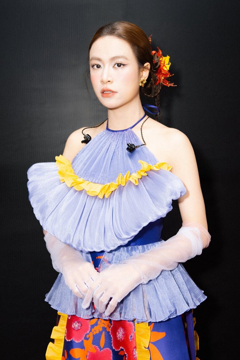 Ngoài quản lý cân nặng, Hoàng Thùy Linh còn chú trọng chăm sóc da. Để làn da luôn căng bóng và ngậm nước, Hoàng Thùy Linh tranh thủ đắp mặt nạ khi ngồi trên máy bay. Bởi công việc thường xuyên phải sử dụng son phấn, lịch sinh hoạt không được ổn định nên đắp mặt nạ giúp cung cấp dưỡng chất tức thì chính là giải pháp tuyệt vời.