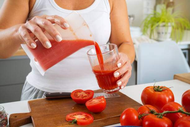 Nước ép cà chua chứa nhiều beta-carotene và lycopene, giúp chống lão hóa, làm mờ nếp nhăn và cải thiện sắc tố da. Với lượng vitamin C dồi dào, loại nước ép này giúp da trắng sáng, đều màu và tăng độ đàn hồi, đặc biệt phù hợp cho người sau tuổi 30.
