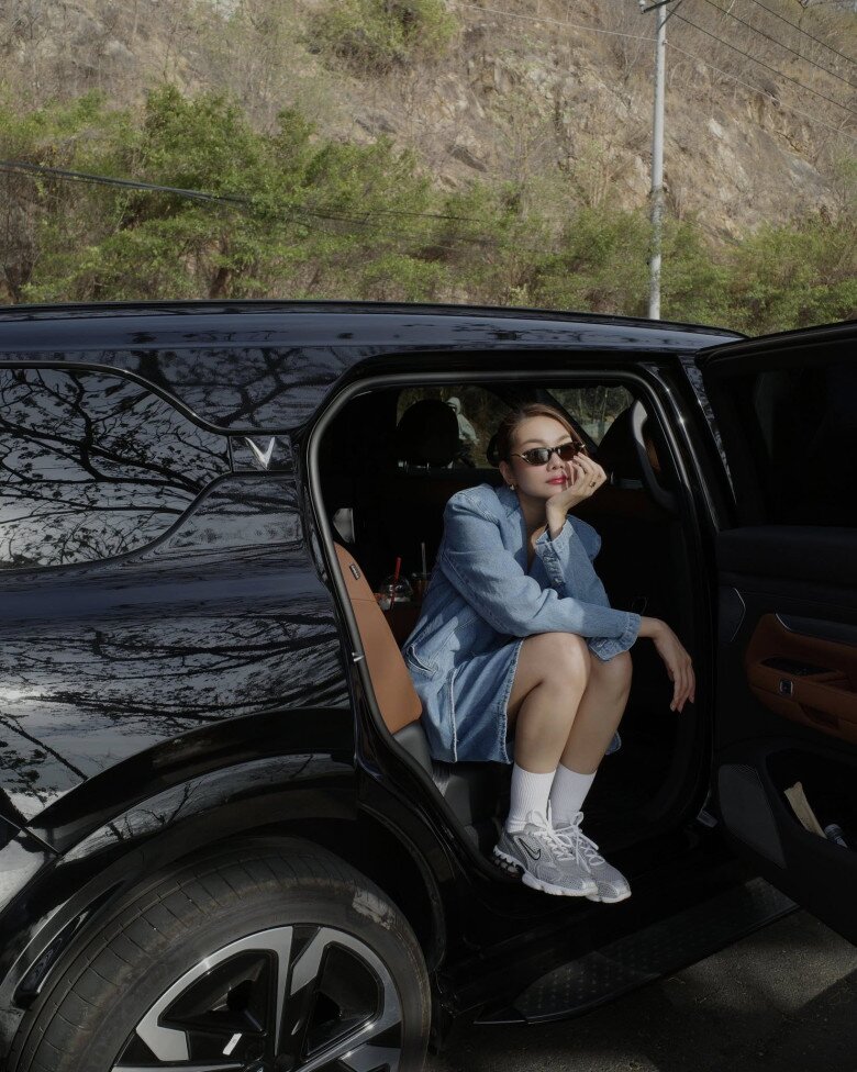 Sneaker là mẫu giày giúp phong cách trở nên trẻ trung một cách tự nhiên. Thiết kế tối giản, dáng gọn giúp dễ phối với nhiều trang phục khác nhau. Khi kết hợp cùng đồ thanh lịch, sneaker tạo sự cân bằng giữa năng động và sang trọng, giúp tổng thể trông nhẹ nhàng hơn.