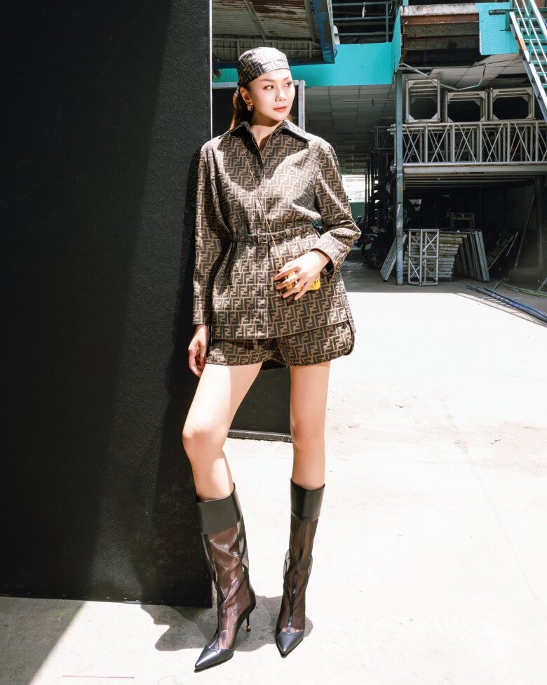 Giày boots giúp outfit trông cá tính và thời thượng hơn, đặc biệt trong mùa thu đông. Thiết kế gọn gàng, gót vừa phải giúp tôn dáng mà không làm dừ tuổi. Boots dễ phối với quần jeans, chân váy hoặc váy dài, tạo tổng thể mạnh mẽ, hiện đại.