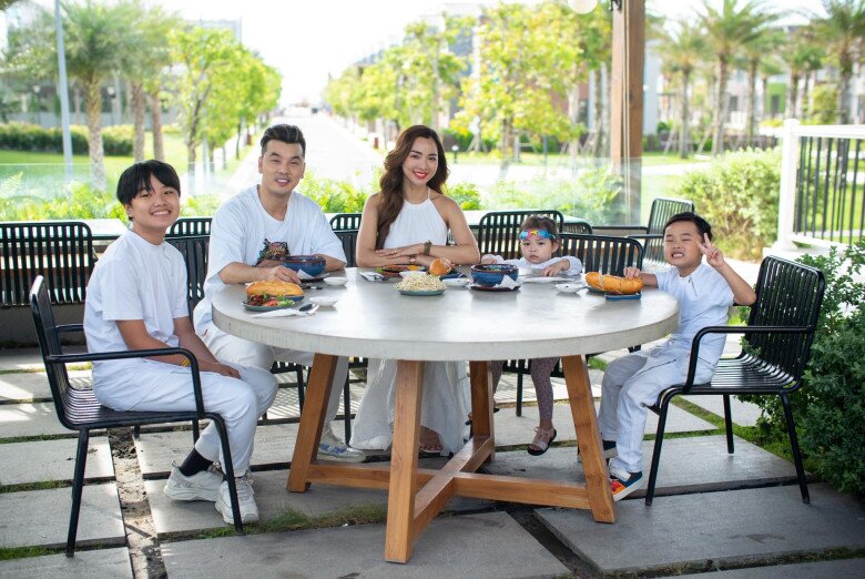 Tổ ấm hạnh phúc của Võ Kim Cương và Ưng Hoàng Phúc bên cạnh các con.