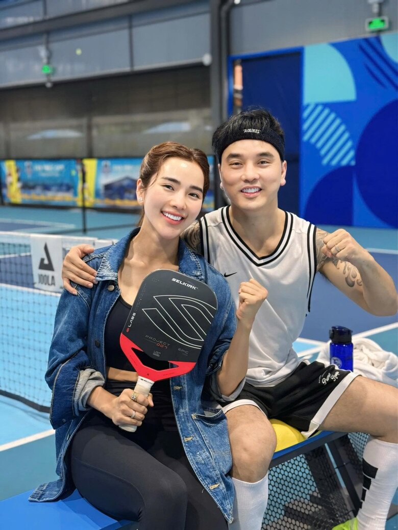Mỹ nhân 8X hào hứng khoe ảnh khi đi chơi pickleball cùng chồng.