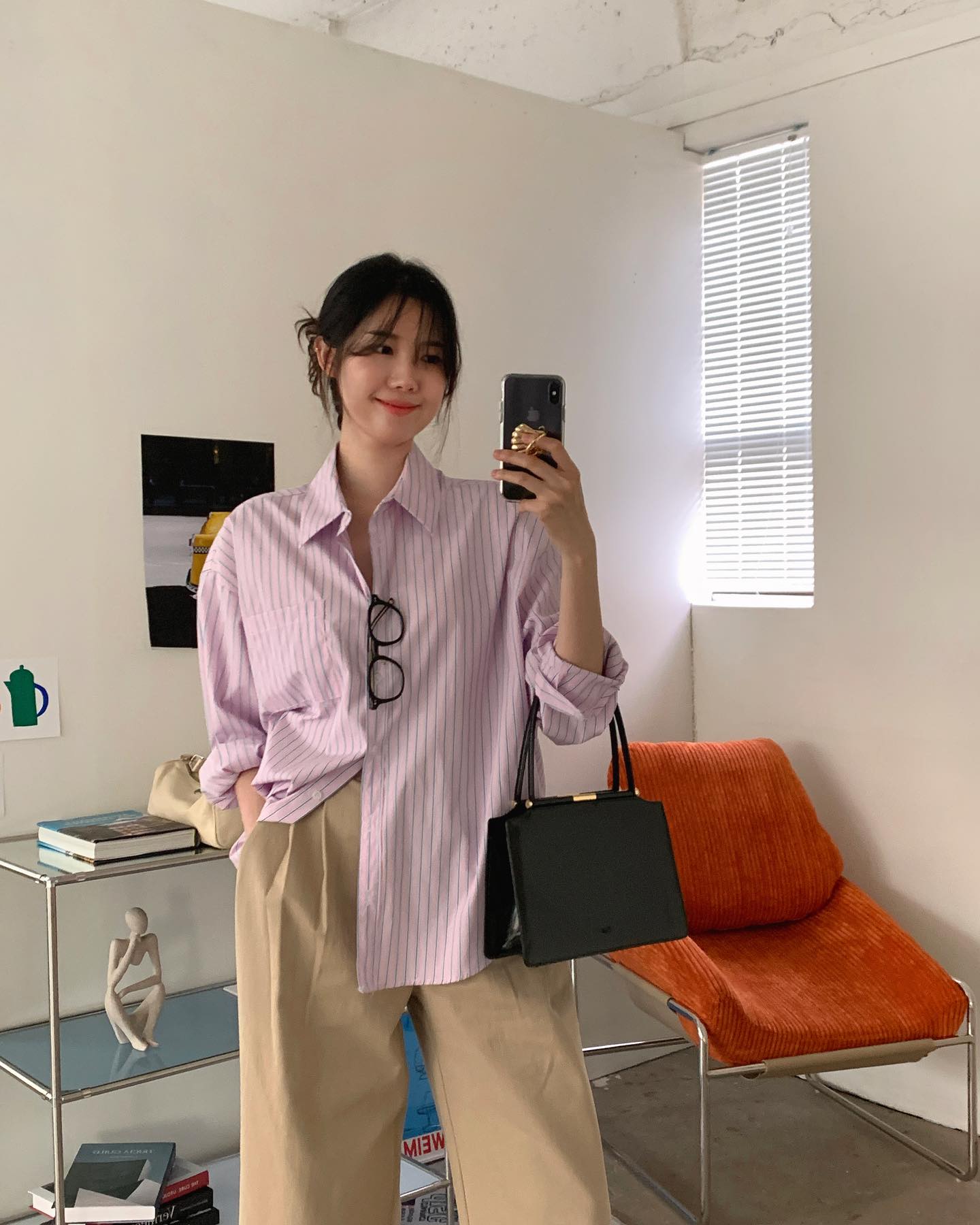 Kiểu áo bèo nhún, tay phồng từng được yêu thích nhưng sau tuổi 35 lại dễ khiến người mặc trông rườm rà, thiếu tinh tế. Thay vào đó, hãy chọn áo sơ mi lụa dáng cơ bản, tay nhẹ, cổ tròn hoặc cổ đức thanh lịch để tổng thể sang trọng và trẻ trung hơn.