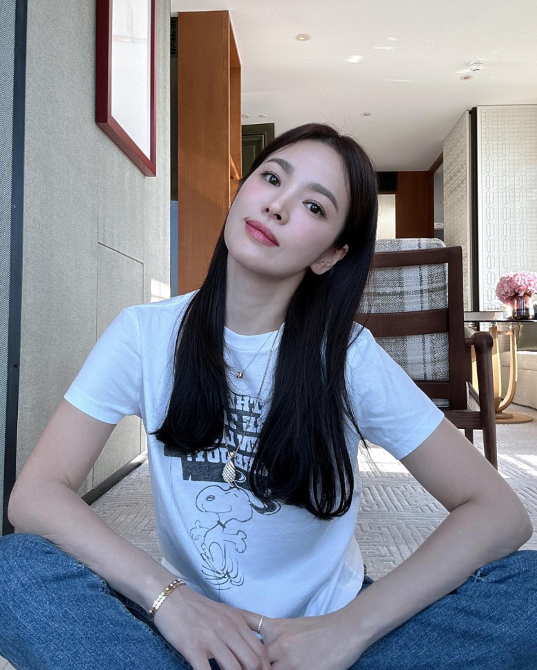 Song Hye Kyo cao chưa đến 1m7 nhưng diện quần jeans kiểu nào cũng đẹp, nhìn cách phối đơn giản nhưng cực kỳ tôn dáng! - 7