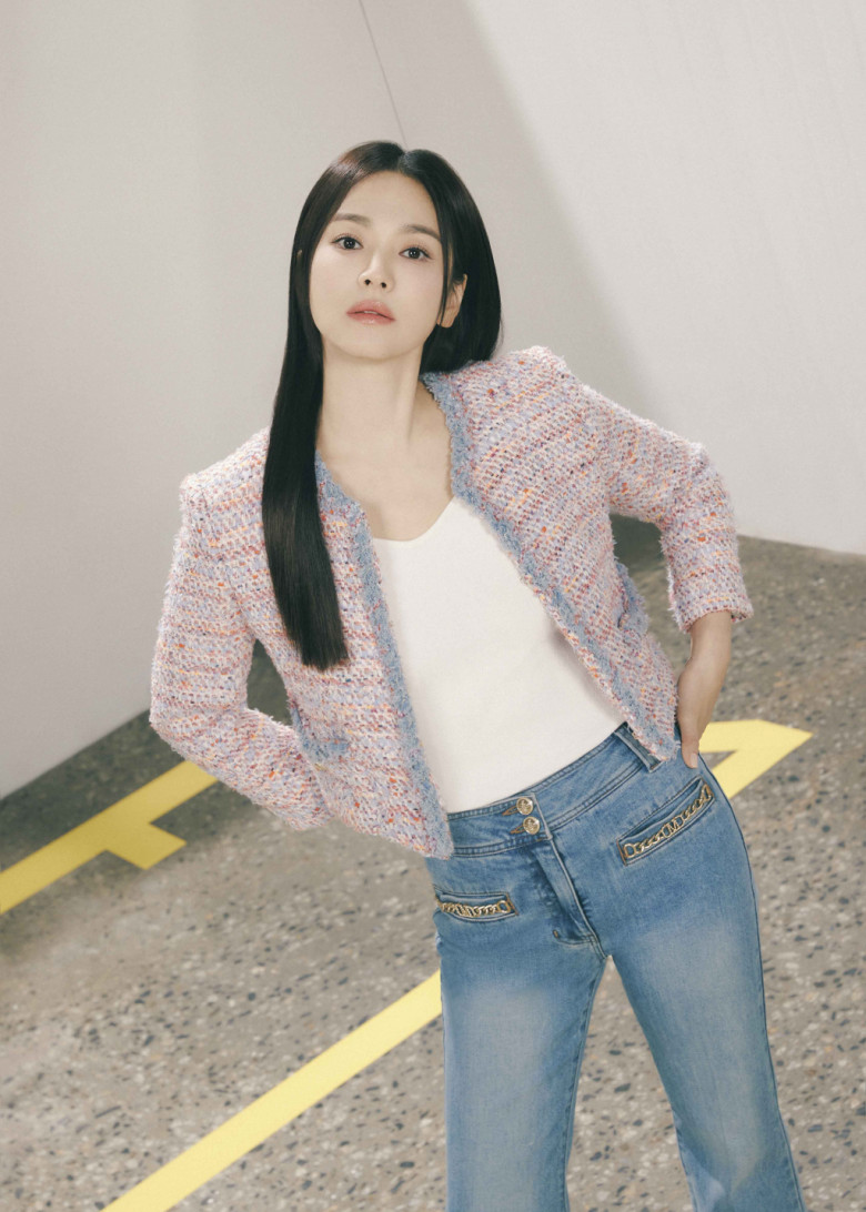 Song Hye Kyo cao chưa đến 1m7 nhưng diện quần jeans kiểu nào cũng đẹp, nhìn cách phối đơn giản nhưng cực kỳ tôn dáng! - 6