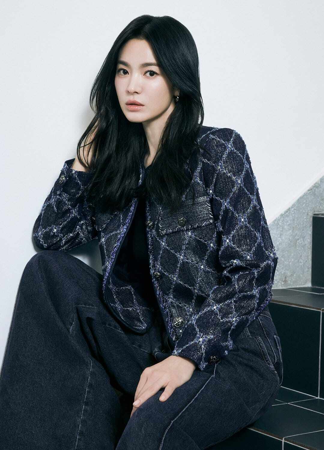 Dù không sở hữu chiều cao vượt trội, Song Hye Kyo vẫn chứng minh rằng chọn đúng kiểu quần jeans có thể tôn dáng xuất sắc. Phong cách tối giản nhưng tinh tế của mỹ nhân xứ Hàn là gợi ý hoàn hảo cho chị em yêu thích phong cách nhẹ nhàng, thanh lịch.