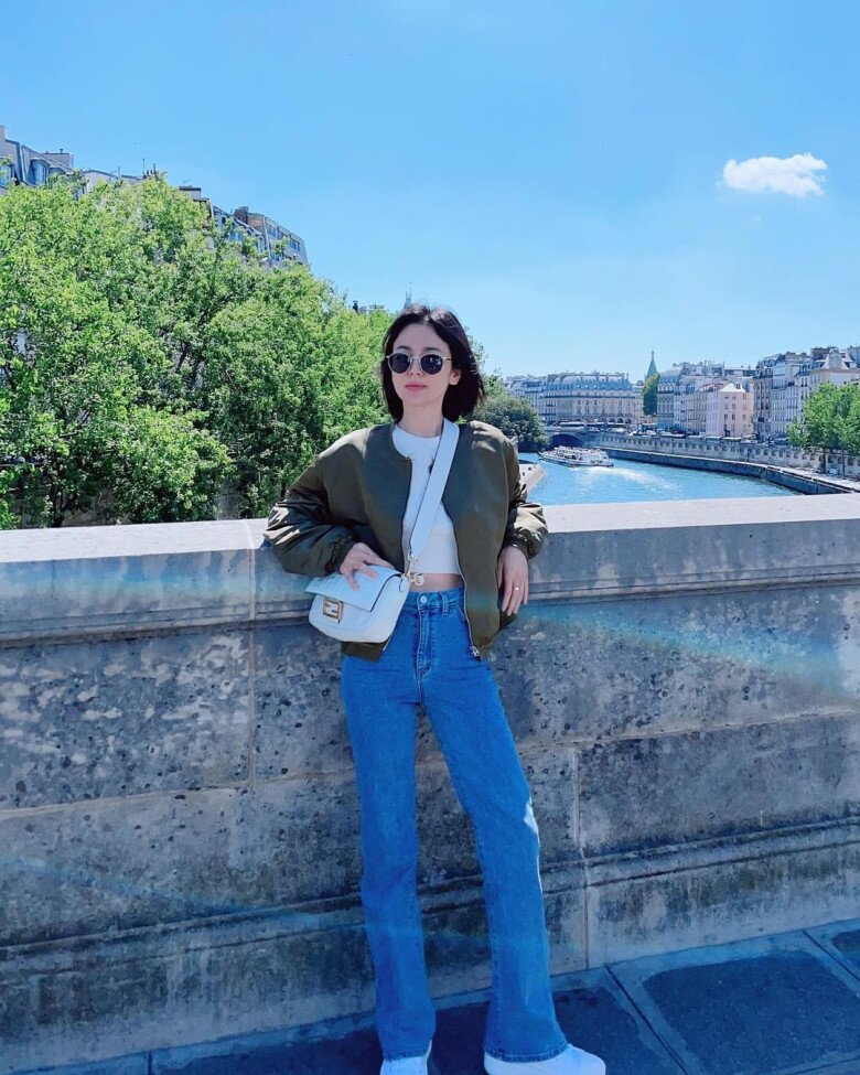 Song Hye Kyo cao chưa đến 1m7 nhưng diện quần jeans kiểu nào cũng đẹp, nhìn cách phối đơn giản nhưng cực kỳ tôn dáng! - 2