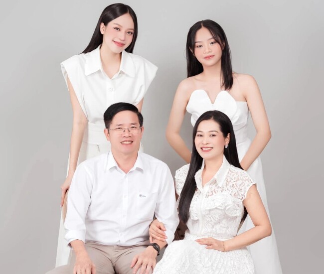 Hoa hậu Thanh Thủy bên cạnh bố mẹ và em gái Thanh Hằng.
