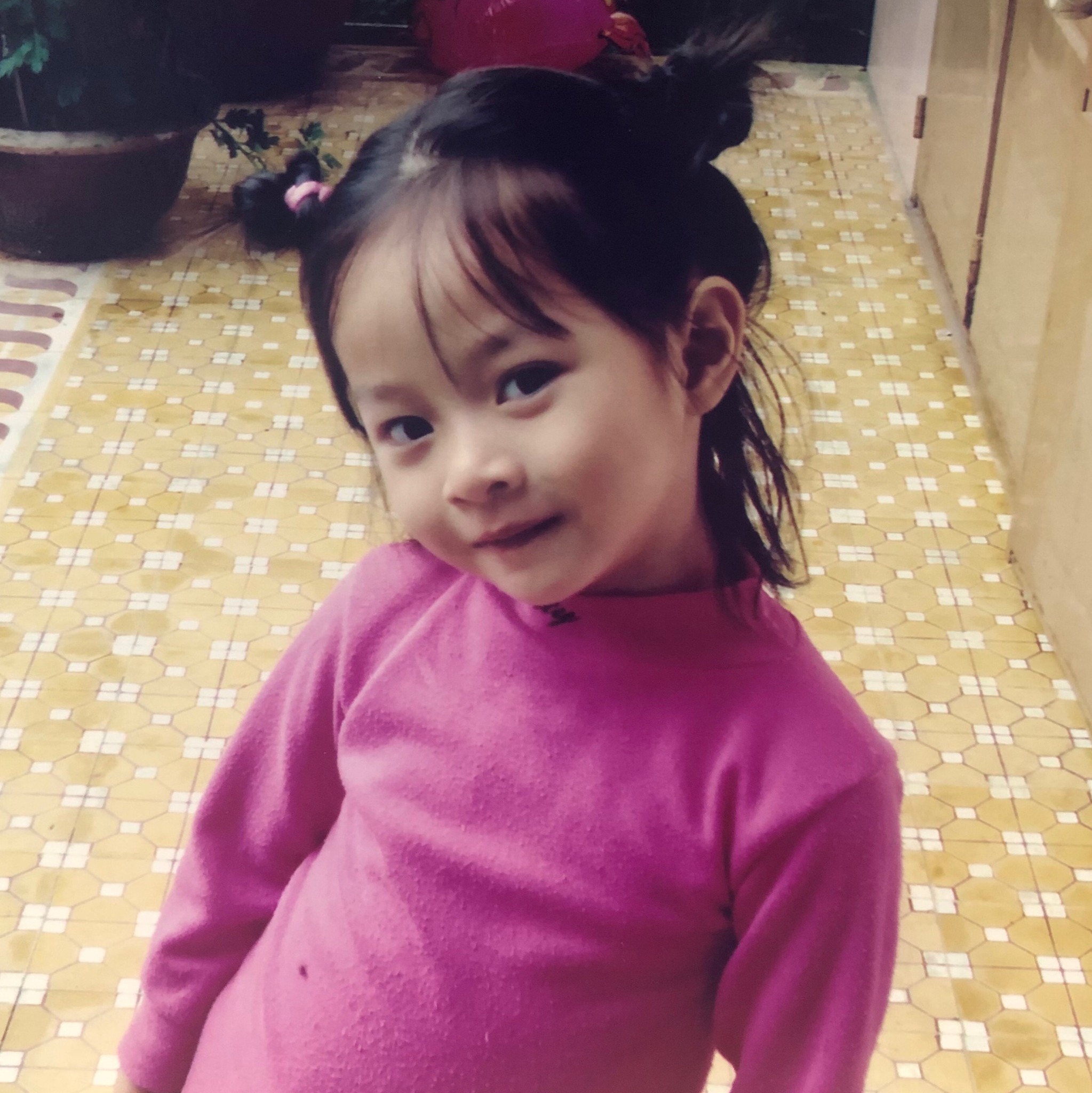 Hình ảnh thuở nhỏ được Thanh Hằng chia sẻ trên trang cá nhân.